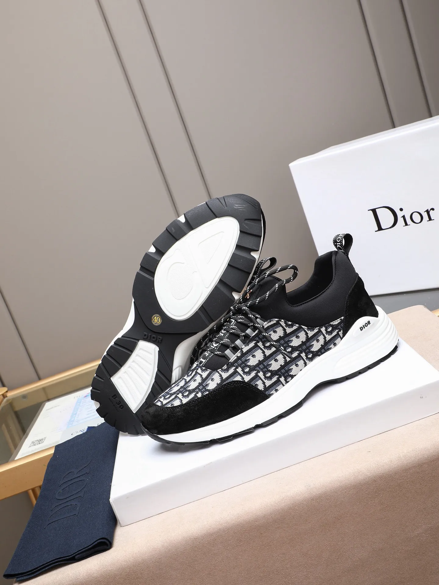 Men's shoes 💰440 💰Dior [Dior] 😘😘High-end series of casual men's shoes, simple and elegant👍👍👍The upper is made of first-layer genuine leather spliced ​​with Dior's special material [sun][sun]; imported first-layer sheepskin lining; special outsole, wear-resistant, lightweight, the overall design is harmonious and unified without lacking personality 👣🌟✨You deserve it! 3 colors😍Sizes 38~44. (45 custom-made) The picture above is a big seller🔥🔥🔥